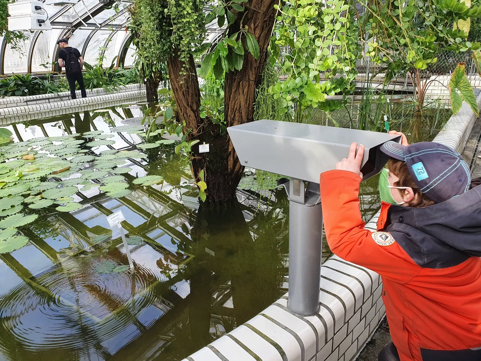 Kind schaut sich den Film durch ein Fernrohr an.